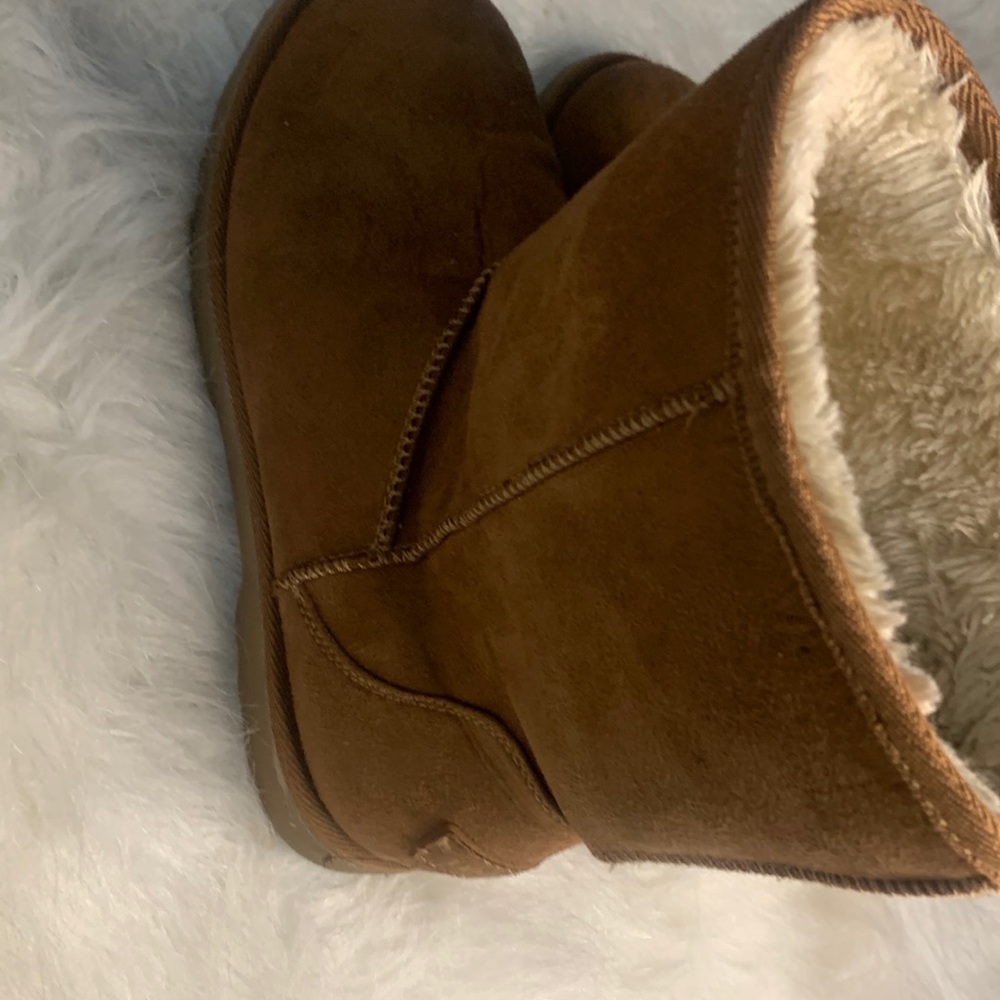 The brand of these boots are makaula there are a size 6.5
